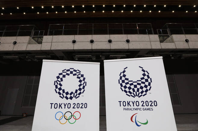 일본 도쿄 아리아케 아레나에 2020년 도쿄올림픽·패럴림픽 로고가 걸려 있는 모습. 아리아케 아레나에선 배구 경기 등이 열린다. 도쿄/AP 연합뉴스