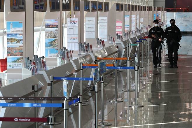 코로나19 확산으로 여행객이 급감하고 있다. 2월9일 오후 인천국제공항 제1여객터미널의 한산한 모습 ⓒ연합뉴스