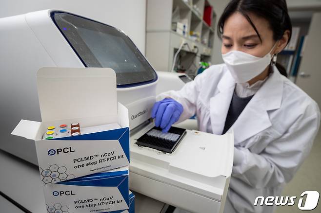 신종 코로나바이러스 감염증(코로나19) 확진자가 1,000명을 돌파한 26일 서울 송파구 다중체외진단전문회사 피씨엘(PCL) 중앙연구소에서 연구원이 코로나19 유전자 검사키트(PCLMD nCoV one step RT-PCR kit)를 시험하고 있다. 이 진단키트는 코로나19 확진 검사용으로, 고 민감도 검출을 할 수 있다. 현재 긴급사용승인 신청 후 결과를 기다리고 있다.  2020.2.26/뉴스1 © News1 유승관 기자