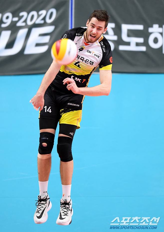 2019-2020 프로배구 남자부 OK저축은행과 KB손해보험의 경기가 26일 안산상록수체육관에서 열렸다. OK저축은행 레오가 서브를 시도하고 있다. 안산=허상욱 기자 wook@sportschosun.com/2020.02.26/