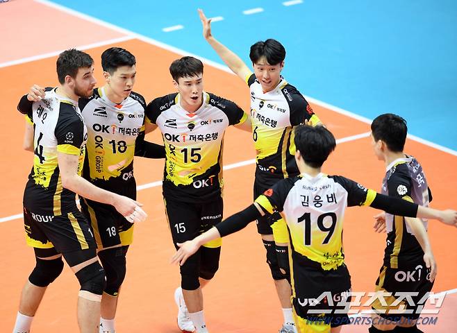 2019-2020 프로배구 남자부 OK저축은행과 KB손해보험의 경기가 26일 안산상록수체육관에서 열렸다. OK저축은행 선수들이 공격을 성공하며 기뻐하고 있다. 안산=허상욱 기자 wook@sportschosun.com/2020.02.26/