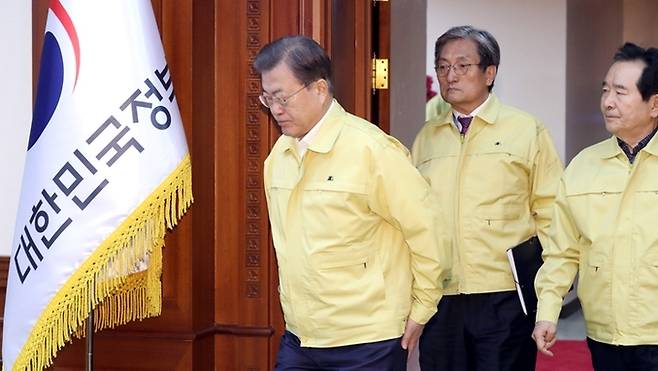 지난 23일 굳은 얼굴로 코로나19 긴급대책회의에 참석하는 문재인 대통령과 뒤를 따르는 정세균 국무총리와 노영민 비서실장. 사진=연합뉴스