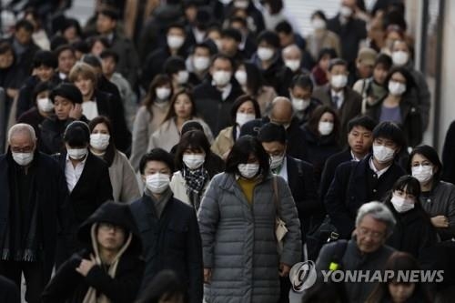 지난 18일 일본 도쿄의 직장인들이 대거 마스크를 착용하고 인도를 걸어가고 있다, 사진=도쿄 AP/연합뉴스
