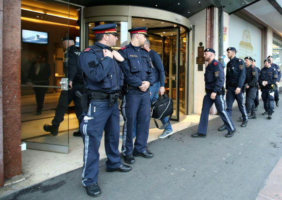 오스트리아 인스브루크 경찰이 25일(현지시간) 이 나라에서 처음으로 코로나19 양성 판정을 받은 여성이 일한 것으로 알려진 호텔을 봉쇄하고 있다.인스브루크 AFP 연합뉴스