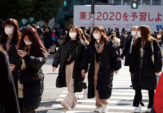 마스크를 쓰고 거리를 걷고 있는 도쿄 시민들 ⓒ 연합뉴스