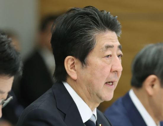 지난 23일 도쿄 총리실에서 코로나19 대책회의에 참여하고 있는 아베 신조 일본 총리. 연합뉴스
