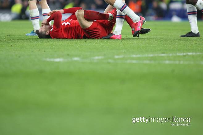 첼시전에서 상대 선수와 충돌한 뒤 그라운드에 쓰러져있는 바이에른뮌헨의 레반도프스키. 게티이미지코리아
