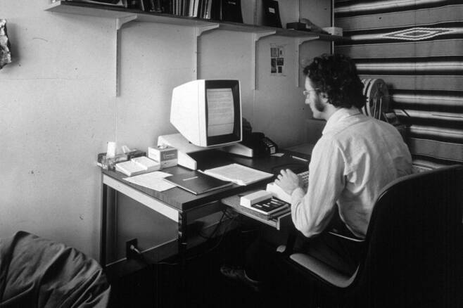 제록스 팔로알토연구소 시절의 래리 테슬러가 알토 컴퓨터 앞에서 작업 중이다. 사진 AP 연합뉴스