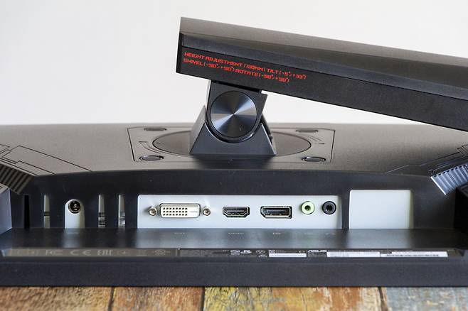 좌측부터 DVI-D, HDMI, DP 포트, 오디오 단자 2개가 마련돼있다.