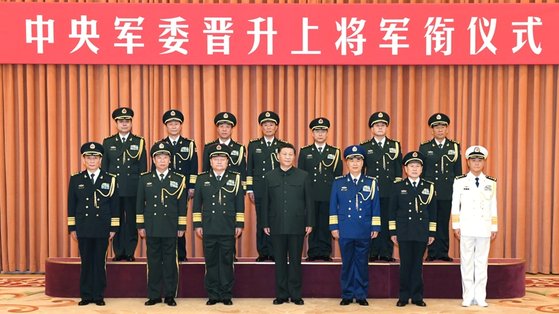 시진핑 중국 국가주석이 지난해 12월 중국 인민해방군 장성 승진자들과 함께 기념 사진을 찍고 있다. [중국 신화망 캡처]