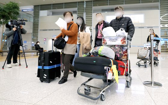 이스라엘에서 입국이 거부된 여행객이 23일 오후 인천국제공항을 통해 귀국하고 있다. 이스라엘은 22일(현지시간) 코로나19에 대한 우려로 한국에서 들어오는 관광객의 입국을 금지했다. [뉴스1]