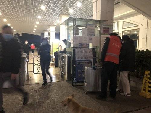 한국인 확인하는 아파트 경비원 (상하이=연합뉴스) 차대운 특파원 = 지난 26일(현지시간) 중국 상하이 창닝구의 한 아파트 입구에서 경비원이 여행 가방을 들고 돌아온 한국인들과 대화를 나누고 있다. 2020.2.27 cha@yna.co.kr