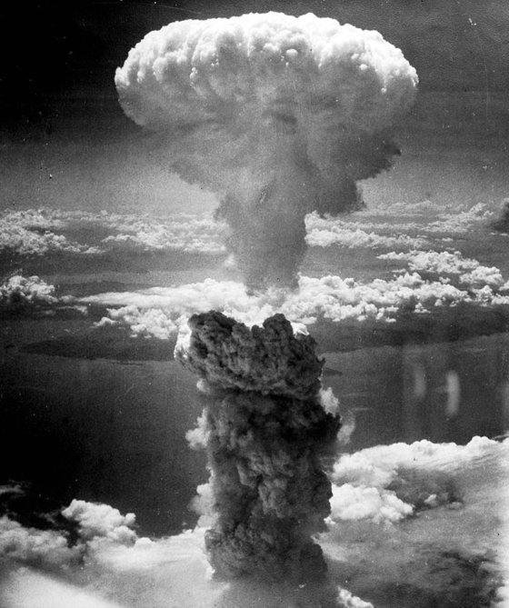 1945년 8월 일본 나가사키에 미군이 투하한 핵폭탄이 폭발한 후 생긴 버섯구름 모습. 한국전쟁 당시만 하더라도 미국은 핵무기 사용을 위한 구체적인 준비가 부족했다. 소련의 핵능력이나 미군 스스로 핵무기를 얼마나 필요로 하는지도 확답을 갖지 못했다. [사진=미국 국립문서기록관리청]