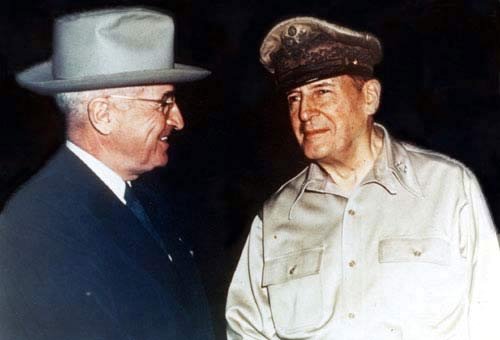 트루먼(왼쪽)과 맥아더 사령관이 대화를 나누고 있다. 맥아더는 전쟁에서 얻은 승리로 차기 대선 후보로 급부상했고, 트루먼을 향해선 전쟁을 끝낼 리더십이 부족하는 비판이 커졌다. [사진=미국 국립문서기록관리청]