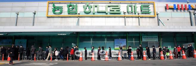 신종 코로나바이러스 감염증(코로나19) 확산이 이어지는 2일 서울 서초구 농협 하나로마트 양재점에서 시민들이 마스크를 사기 위해 줄을 길게 서고 있다(사진=뉴스1).