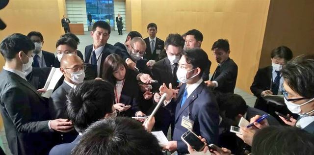 아베 신조 일본 총리와의 회담을 마친 스즈키 나오미치 홋카이도지사가 취재진들과 인터뷰를 하고 있다. 스즈키 지사 SNS