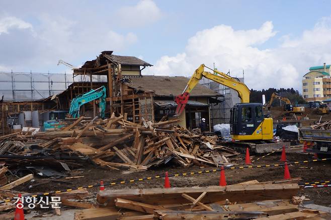 지난달 27일 일본 후쿠시마현 후타바군 나미에 마을 시가지에서 빈집 철거 작업이 진행되고 있다.  후타바 | 김진우 특파원