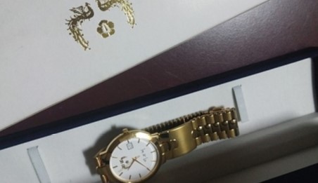 ‘박근혜 대통령 시계’를 보유 중이라고 주장하는 A씨가 중고나라에 판매를 위해 올린 사진. 중고나라 캡처