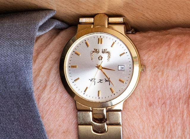 이만희 신천지예수교 증거장막성전(신천지) 총회장이 2일 오후 경기도 가평군 신천지 연수원 '평화의 궁전'에서 기자회견을 열고 있다. 이 총회장의 손목에 청와대 박근헤 전 대통령의 이름이 새겨진 시계가 보이고 있다. 가평=고영권 기자