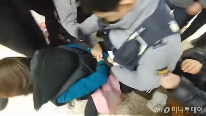 지난달 24일 오후 서울 송파구 잠실역 내에서 소란 신고를 받고 출동한 경찰이 한 여성을 체포하고 있다. / 사진=천국사라TV 캡처