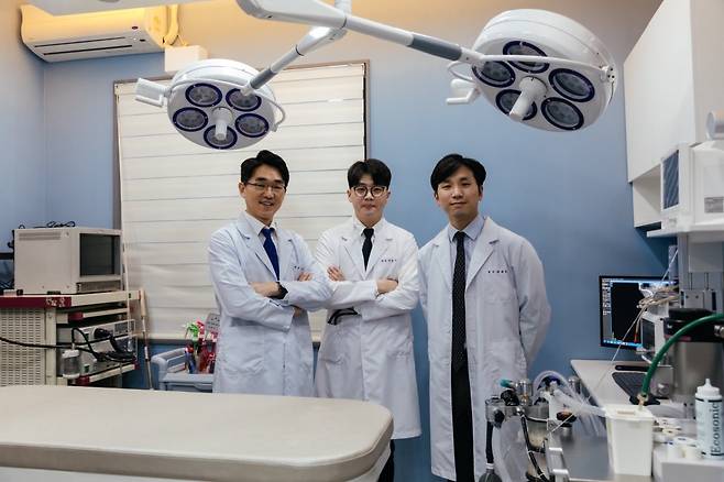 (왼쪽부터)남상훈·박슬기·최재욱 더클래스동물메디컬센터 원장./사진=더클래스동물메디컬센터