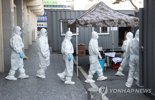 아침 근무 마치는 의료진 (대구=연합뉴스) 김주성 기자 = 5일 오전 대구시 중구 계명대학교 대구동산병원에서 의료진이 신종 코로나바이러스 감염증(코로나19) 확진자 진료를 마치고 나오고 있다. 2020.3.5 utzza@yna.co.kr