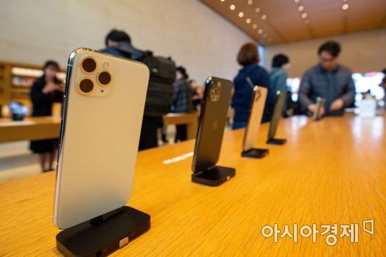 아이폰11 국내 출시일인 25일 서울 강남구 애플 가로수길 매장을 찾은 고객들이 아이폰11을 체험하고 있다./강진형 기자aymsdream@