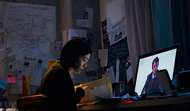 영화 〈 신문기자〉 중 요시오카 에리카( 심은경)의 대사 "그 누구보다 자신을 믿고 의심하라"