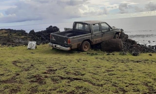 모아이상 들이받은 트럭 [이스터섬 원주민 커뮤니티 페이스북(@Mau.henua)]