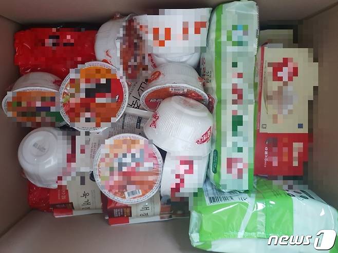 자가격리 첫날 제공받은 즉석밥, 라면, 김 등 식품 © News1