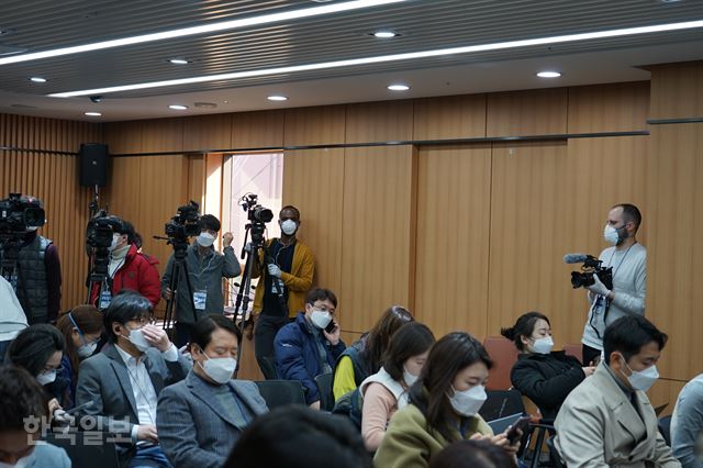 지난달 24일 정례 브리핑이 열리는 대구시청 상황실에 외신기자들이 참석해 현장을 취재하고 있다. 김재현 기자