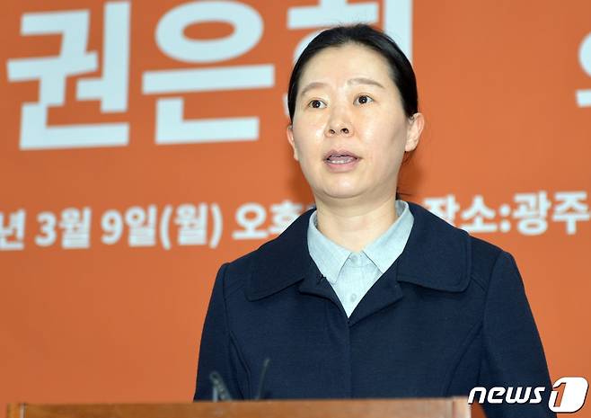 '돌아온 안철수' 곁에 머문 권은희 국민의당 의원이 9일 광주시의회 브리핑룸에서 기자회견을 열고 4.15총선에서 지역구인 광주 광산을 불출마를 선언하고 있다. 2020.3.9 /뉴스1 © News1 박준배 기자