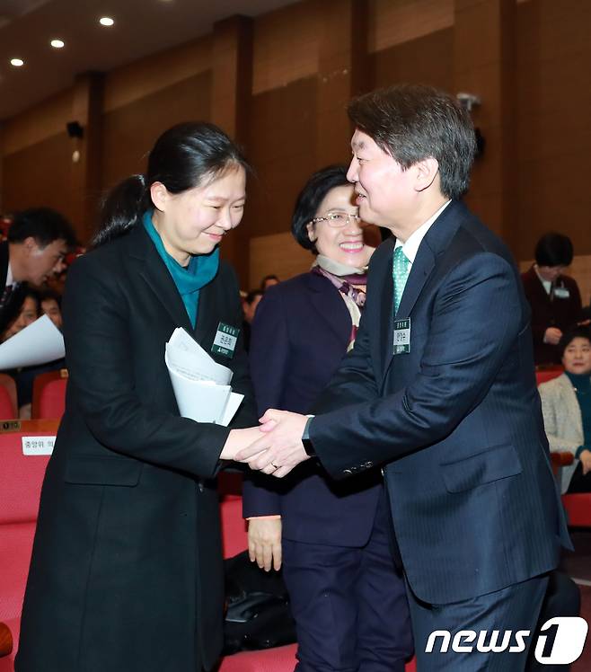 지난 2018년 2월11일 당시 안철수 국민의당 대표(오른쪽)가 서울 여의도 국회 의원회관에서 열린 국민의당-바른정당 합당을 결의한 제5차 임시중앙위원회에 참석해 권은희 중앙위원회 위원장과 악수를 나누고 있다. 2018.2.11 /뉴스1 © News1 이동원 기자