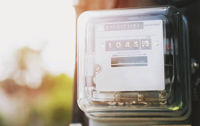 한전의 대규모 영업적자로 전기요금 인상 압박이 커지고 있다.