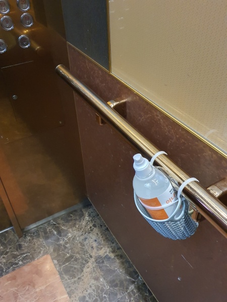 거주하고 있는 아파트 엘리베이터에 비치된 손소독제. 코로나 19 발생 후 공공시설에 손소독제가 비치되어 있는 모습은 빈번하게 볼 수 있다.