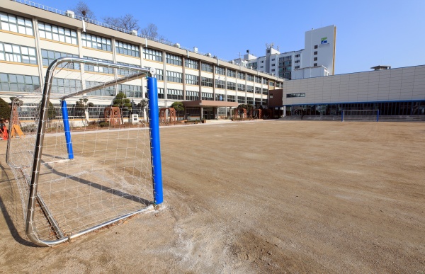 3월 2일 서울의 한 초등학교 운동장이 텅 비어있다. 교육부는 코로나19 확산에 따라 전국의 유치원과 초중고교의 개학일을 3월 23일까지 연기했다.