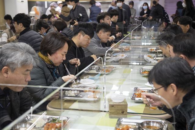 전북 익산시 공무원들이 신종 코로나바이러스 감염증 차단을 위해 칸막이가 설치된 구내식당에서 식사를 하고 있다. 익산시 제공