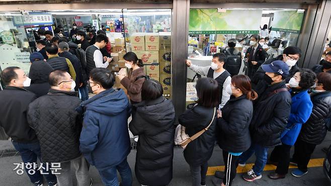 ‘5부제’ 첫날…마스크 구매 전쟁은 여전했다 공적마스크 5부제 시행 첫날인 9일 서울 종로5가 인근 한 약국에서 시민들이 마스크를 구매하려고 줄을 서 있다. 출생연도 끝자리 1과 6은 월요일, 2와 7은 화요일, 3과 8은 수요일, 4와 9는 목요일, 5와 0은 금요일에 마스크를 2장까지 살 수 있다. 김정근 선임기자 jeongk@kyunghyang.com