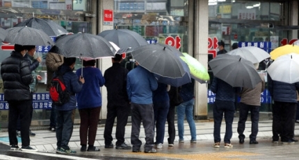 마스크 5부제 시행 이틀째인 10일 서울 종로5가 인근 한 약국에서 우산을 쓴 시민들이 공적 마스크 구매를 위해 줄을 서 있다. 사진=연합뉴스