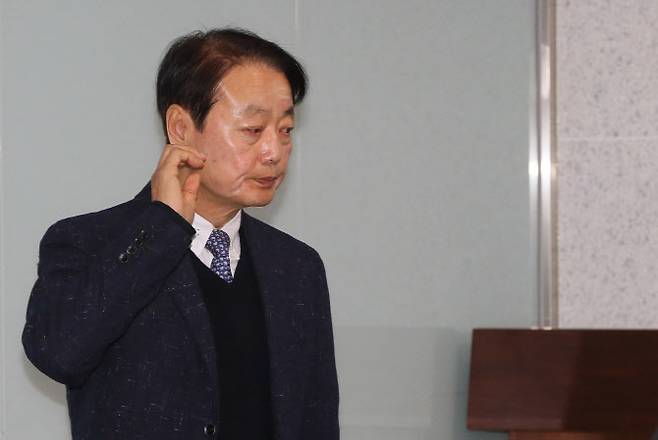 미래한국당 한선교 대표가 10일 국회 의원회관에 마련된 공천관리위원회를 찾아 후보자 심사 준비를 점검하고 있다. (사진=연합뉴스)