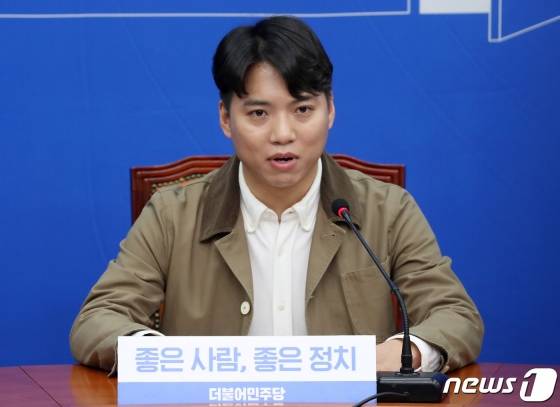 조동인 미텔슈탄트 대표가 올해 1월 28일 오전 서울 여의도 국회에서 열린 더불어민주당 인재영입 발표 기자회견에서 인사말을 하고 있다. /사진=뉴스1.