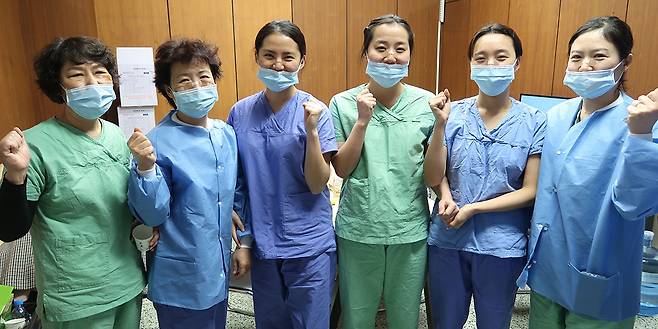 계명대학교 대구동산병원에서 코로나19 환자들을 돌보는 간호사들이 파이팅을 외치고 있다. ⓒ대한간호협회 제