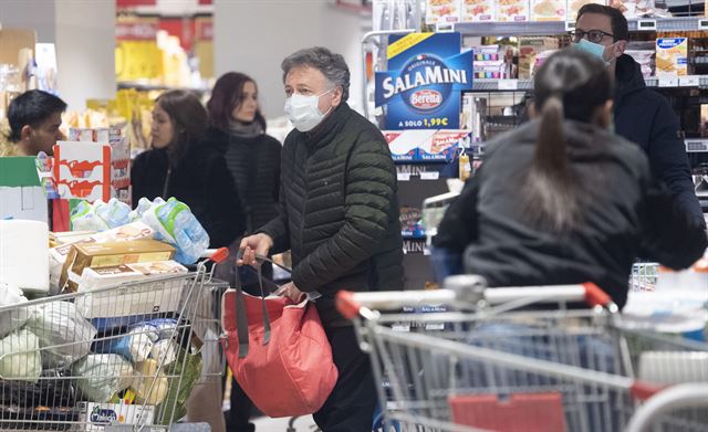 이탈리아 정부가 10일 전국에 이동제한명령을 내리자 로마 시민들이 급히 마트에서 식료품을 구입하고 있다. 로마=EPA연합뉴스