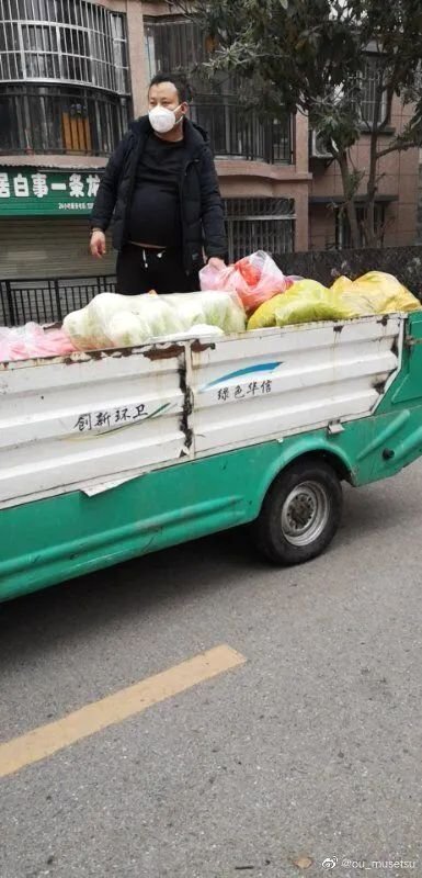 중국 우한 주민에게 배달될 생필품이 쓰레기차에 실려 있다. 트럭 옆에 환경 미화용이라는 '환위(環衛)' 글자의 간체자가 보인다. [중국 환구망 캡처]