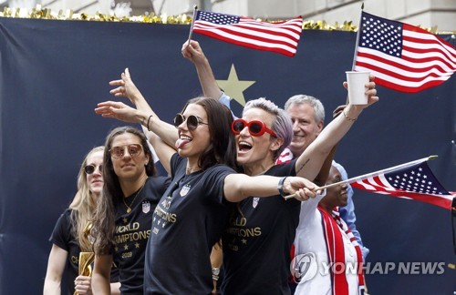 미국 여자축구 스타 알렉스 모건(왼쪽)과 미건 래피노(오른쪽) [EPA=연합뉴스 자료사진]