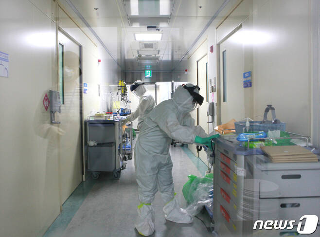 코로나19 환자를 치료하는 단국대병원 의료진 모습© 뉴스1