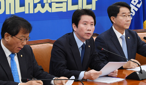 더불어민주당 이인영 원내대표(가운데)가 12일 서울 여의도 국회에서 정책조정회의를 갖고 모두발언을 하고 있다. 허정호 선임기자