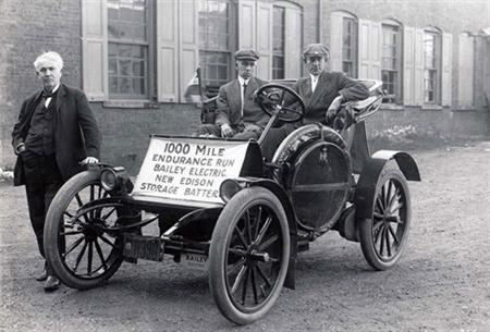 토머스 에디슨(왼쪽)과 그가 발명한 전기자동차.