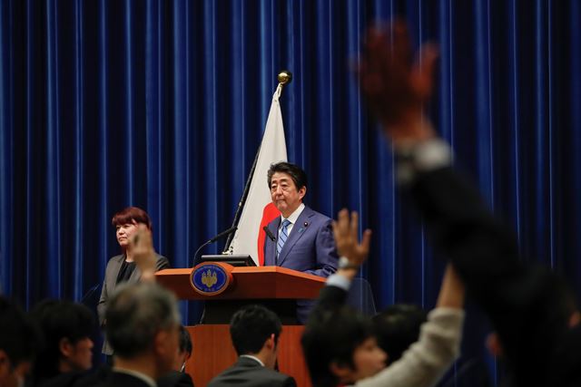 아베 신조 일본 총리가 14일 오후 도쿄 총리관저에서 열린 기자회견에서 기자들의 질문을 받고 있다. 도쿄=로이터 연합뉴스