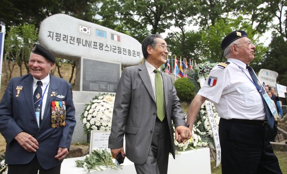 2011년 지평리 전투 상기행사에서 한국전쟁에 참전했던 한국군과 프랑스군 노병들이 다시 만났다. [중앙포토]